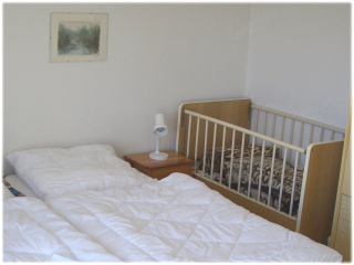 Gitterbett im Schlafzimmer